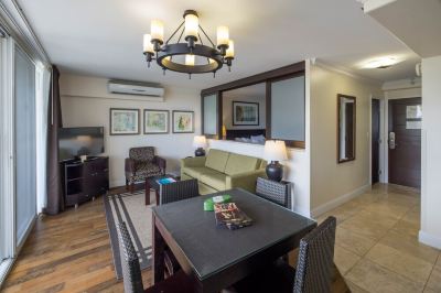 シティビュールーム(1ベッドルーム)(バス1室) リージェンシー オン ビーチウォーク ワイキキ by アウトリガーの写真