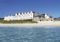 Braye Beach Hotel, Alderney Hotel berhampiran Alderney Museum