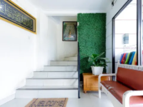 Urbanview Srb Near Mall Ciputra Cibubur by RedDoorz Hotels in Jatisampurna