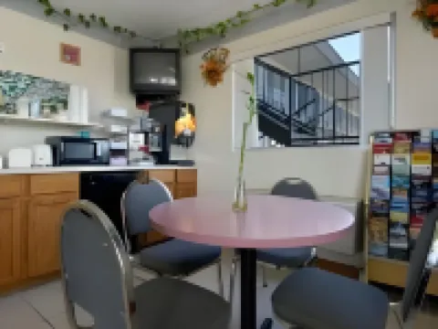 トラベロッジ バイ ウィンダム コーディール コーディールのホテル