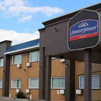 Howard Johnson by Wyndham Fort St. John Hotel Exterior
