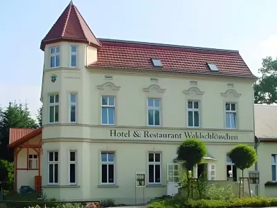Hotel & Restaurant Waldschlösschen Hotel dekat Kutschenmuseum Neustadt Dosse