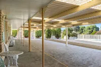 Econo Lodge Alabaster - parkir