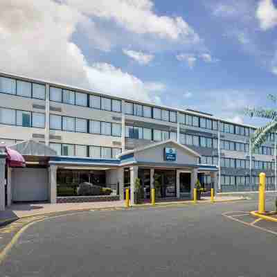 Days Hotel by Wyndham East Brunswick Conference Center Hotel Exterior