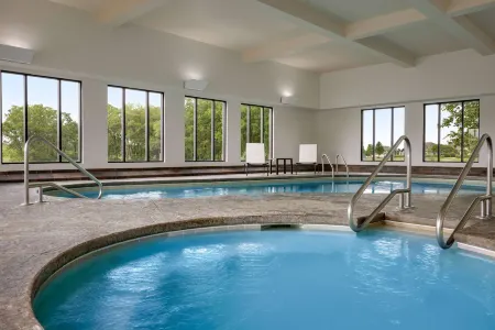 La Quinta Inn & Suites by Wyndham Springfield Airport Plaza Отели рядом с достопримечательностью «History Museum on the Square»