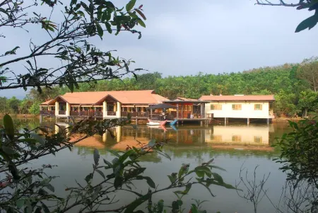 Lake Serenity Boutique Hotel Отели рядом с достопримечательностью «Sivali Central College Playground»