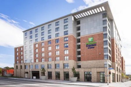 Holiday Inn Express & Suites Downtown Ottawa East Отели рядом с достопримечательностью «Национальный военный мемориал Канады»