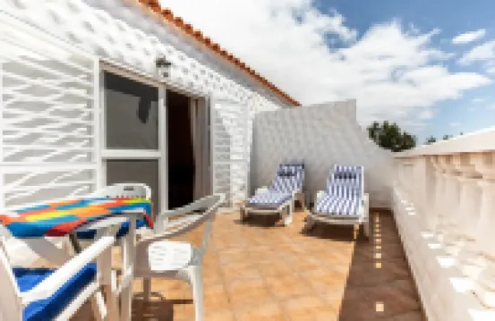 Apartamento cerca de la playa, terraza con vistas al mar, wifi y aparcamiento.