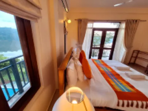Myh - Lake Front Pvt Villa with Staff and Includes Free Breakfast of Your Choice