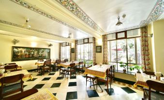 Hotel Arya Niwas
