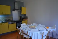 écogite/piscine/axe St Malo/équipé bébés Hotels in La Chapelle-aux-Filzmeens