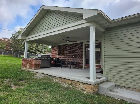 A Stylish 2+ Bedroom Rancher Отели рядом с достопримечательностью «Humpback Bridge»