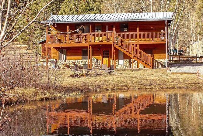 Secluded Cabin, Private Pond, Walk to Restaurants, 2 Separate Sleeping Units