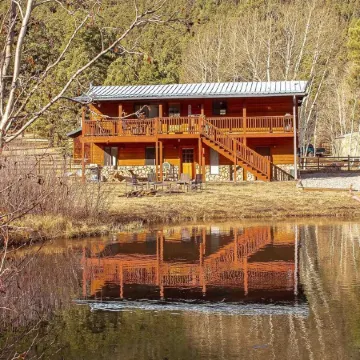 3 Cabins, 2 Acres, Private Pond, Walk to Restaurants, 4 Separate Sleeping Units
