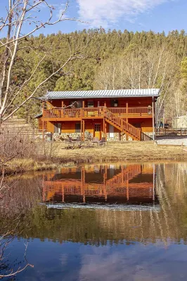 3 Cabins, 2 Acres, Private Pond, Walk to Restaurants, 4 Separate Sleeping Units