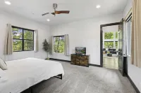 LUX Modern "Treehouse" on Private Lake - Gameroom, Kayaks, Bunkhouse, more!