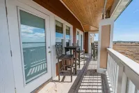 Sound front condo, pool, water access, & sunsets 서프사이드 플라자 주변 호텔