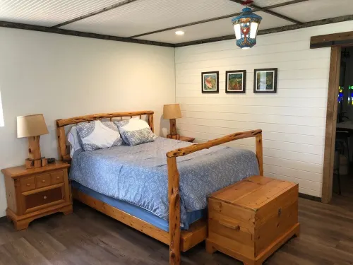 Quiet Studio located on 110 acre ranch with walking trails