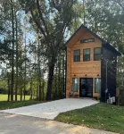 Cordial chalet with a balcony to have coffee with the squirrels