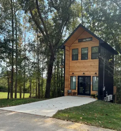 Cordial chalet with a balcony to have coffee with the squirrels