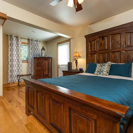 JACUZZI SUITE 2 Queen Beds Private and Romantic!