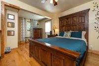 JACUZZI SUITE 2 Queen Beds Private and Romantic!