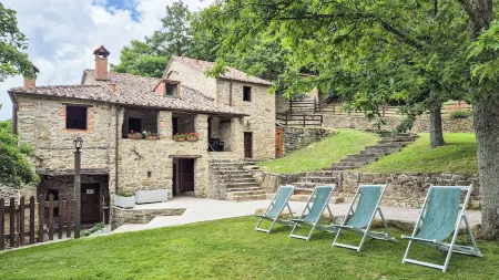 Villa Vallorsaia with private pool, lake view, no neighbors