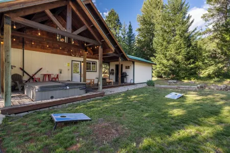 A cozy, private, pet friendly cabin that sleeps 6 guests with a hot tub
