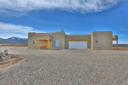 Brand New Ranchos Mountain/Gorge Getaway with Hot Tub