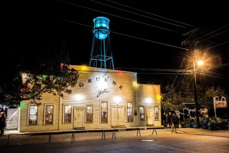 Cozy condo with tennis courts, pool, and close to the Rivers and Schlitterbahn.