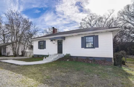 Newly remodeled luxury cottage in Belmont, NC Walk to Kevin Loftin Park 貝爾蒙特酒店