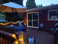 Charming three bedroom home with spacious deck, near Elk Creek 費爾維尤住宿飯店