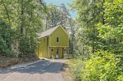 Sassy Cabin VIEWS Creek Sounds Mins to Town 탈룰라 고르게 주립공원 주변 호텔