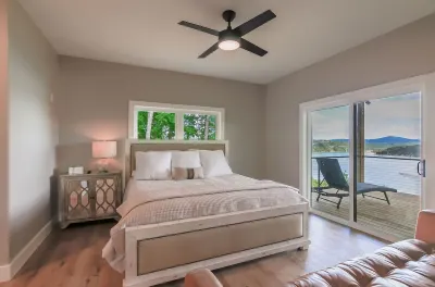 NEWLY BUILT LAKE HOME!!!   This modern home has more to offer than just space! Hotels near Wolf River Cliffs at Shearpin Point