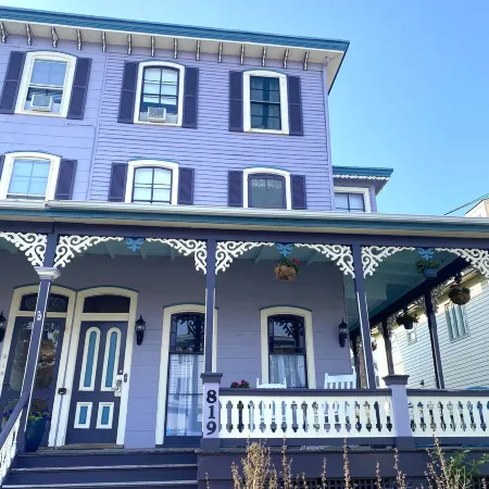 One Bedroom flat 1 block from Beach & 3 blocks from Washington Square