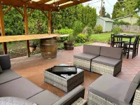 Outdoor Living and Indoor Bar - Entire house - walk to Autzen Stadium