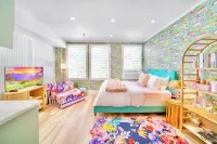 King Bed Mermaid  Suite , free parking, heart of Palm Beach