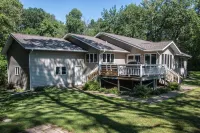 Shady Crest. Pool table, games, bonfire, Legos. Lake w/ kayaks. 5 kings - 16ppl.