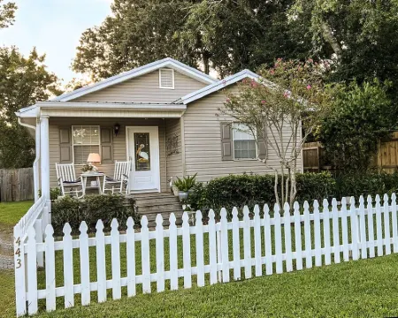 Cheerful 2 BR Bungalow Downtown Ocean Springs
