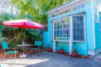 Sunny Daze Tiny Cottage, sleeps 2 adults