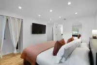 Close to downtown Oregon City, King Bed, Fire Pit, fireplace and a huge backyard Hotels in Oregon City