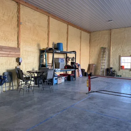 Barndominium in the country. Two acre fishing lake, large porch and Pickleball. Отели в г. Симпсон Каунти