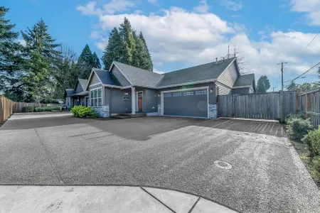 KING Bed•Hot Tub•Game Room•Walk to Dining, Shops & Autzen Отели рядом с достопримечательностью «KLCC»