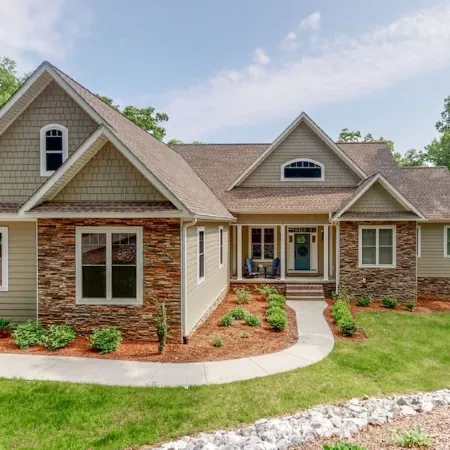 4 Bedrooms/Community Boat Docks/Nice Yard/Short walk to the Lake