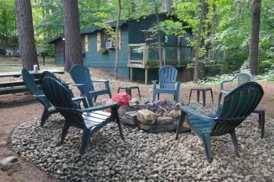 Cottontail Cabin at the Adirondack Lodge =- 5 mins to Lake George Village