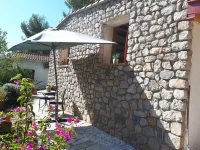 Detached cottage on property with private Jacuzzi and shared pool Hotels near Promenade Le Corbusier