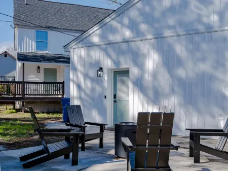 Historic 4 BDRM Duplex + Sleeps 10 + Fire pit + 3 mins to Downtown Columbia