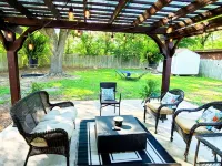 Beautiful designed, King Bed. Fast WiFi mins from Central Dallas. Safe, Tranquil Hotels near Walmart Supercenter