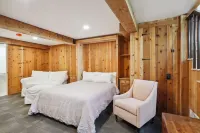 Cozy two-bedroom cottage - five minutes walk to Wayzata and Lake Minnetonka Hotels in Wayzata