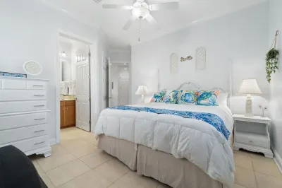 Ground floor condo at Peninsula. Coastal living with golf course views! Hôtels à : 